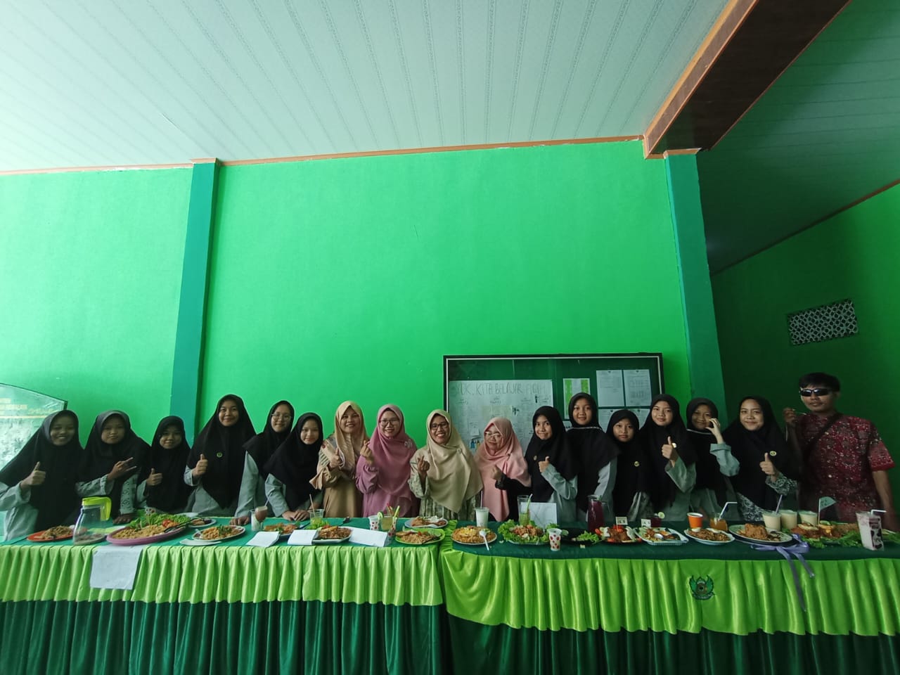 COOKING CLASS KELAS AKHIR MTS AL-ITTIFAQIAH INDRALAYA REKATKAN KEBERSAMAAN ANTARA SANTRI, GURU, DAN PENGURUS COOKING CLASS KELAS AKHIR MTS AL-ITTIFAQIAH INDRALAYA REKATKAN KEBERSAMAAN ANTARA SANTRI, GURU, DAN PENGURUS